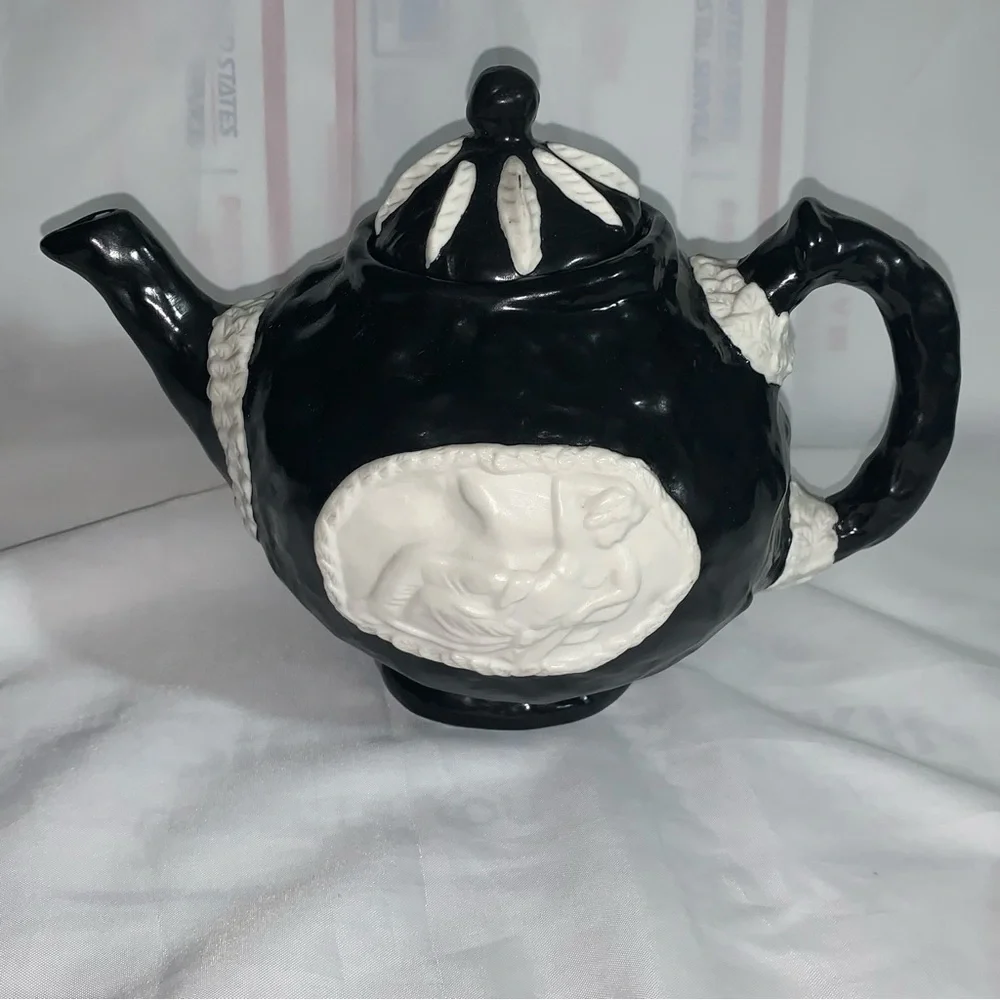 RARE! Jonathan Adler neo-classical NAÎVITÉ modern TEAPOT near mint!